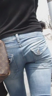 街拍气质少妇的紧牛扭动