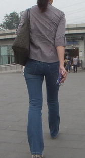 街拍蓝色紧牛少妇，可惜一转眼进地铁站了