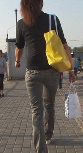 圆润少妇性感，被吸引着跟随她好久