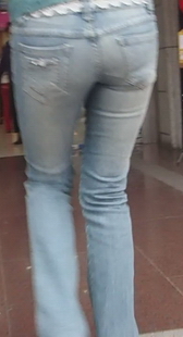 紧裤和蓝牛两个美眉，这地点一看就是彩金龙大师的作品