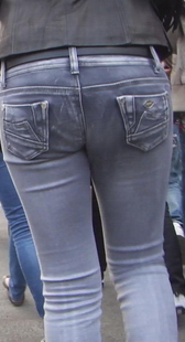 街拍两个洋妞够紧够性感