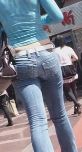 浅蓝色紧牛，挺翘的妹妹扭动