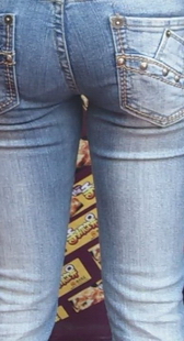 街拍小吃摊前诱惑的圆紧臀特写