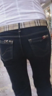 紧裤美女你就这么喜欢burberry吗