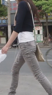 穿行在城市之中的灰牛紧裤青春洋溢的妹妹