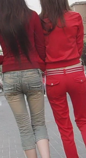 两个运动型红彤彤的美女