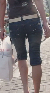 街拍紧牛细腰美眉的扭动