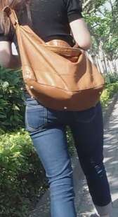 街拍紧牛墨镜美眉过马路