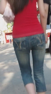 街拍紧裤美眉的走姿