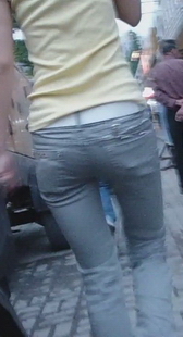 天快黑了，紧裤美眉快点回家吧