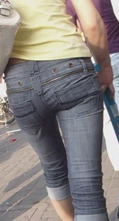 街拍牛仔紧身少妇