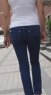 街拍紧身牛仔少妇