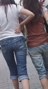 街拍两个小妹你喜欢哪个