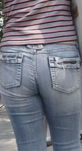 街拍紧身牛仔少妇夹好紧