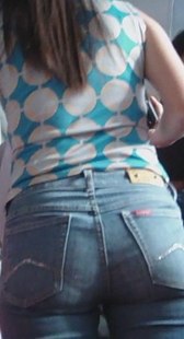 街拍少妇上电梯角度好