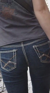 街拍紧身黑牛少妇