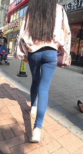 街拍超紧牛仔翘臀小妹