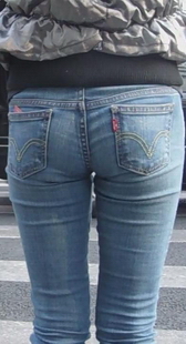 街拍紧身牛仔少妇过马路