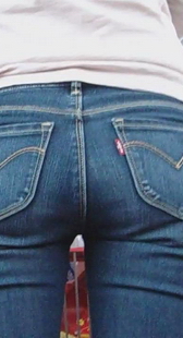 牛仔少妇屁股圆又大，可惜压扁了