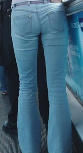 街拍牛仔长腿少妇