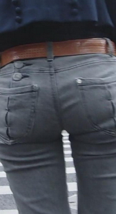 街拍紧身灰牛少妇