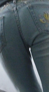 街拍牛仔少妇上楼梯