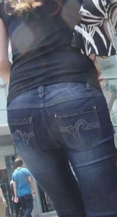 两个牛仔少妇的屁股都是巨大