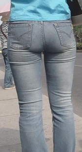 街拍紧身牛仔清晰内痕