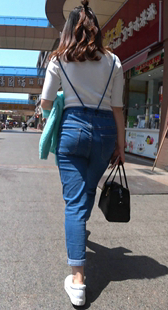 背带牛仔裤美女