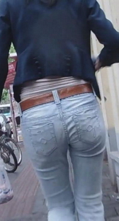 街拍灰牛少妇走路变形