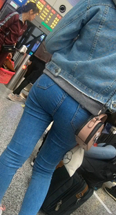 包臀牛仔少女来排队