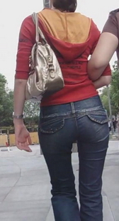 街拍牛仔少妇两脚早就合不上了