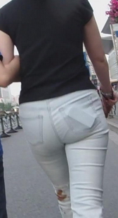 街拍白牛少妇太紧身都要把手机压碎了