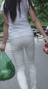 街拍白色牛仔少妇走路夹不紧了