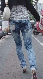 街拍买菜的牛仔少妇