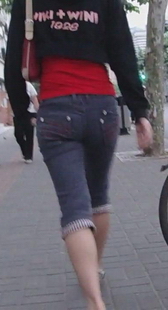 街拍蓝牛紧身少妇