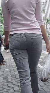 街拍少妇屁股圆又翘