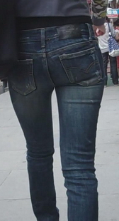 紧身牛仔少妇身材好