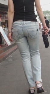 街拍紧身牛仔少妇好会扭