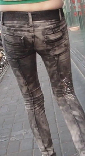 街拍牛仔少妇露小腰