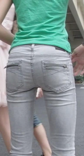 街拍牛仔紧身少妇走路好会扭