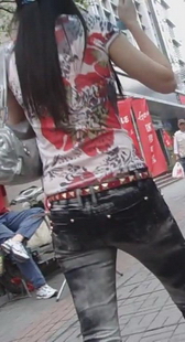 街拍黑牛性紧身少妇