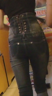 跟拍游乐场紧身牛仔大臀