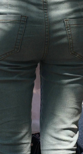 灰牛仔小少妇在等人