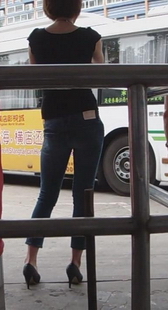 街拍等车牛仔少妇