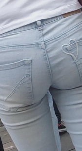 街拍紧身牛仔成熟少妇