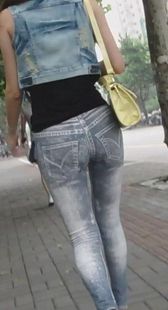 街拍紧身牛仔少妇沟好深