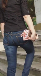 街拍蓝牛少妇身材好