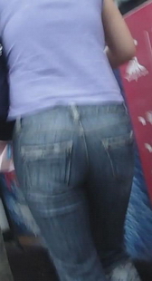 跟拍等车牛仔少妇