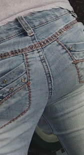 跟拍公交车上牛仔少妇